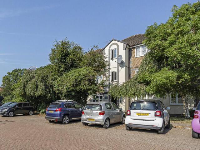 Flat for sale in Ponders End, Greater London