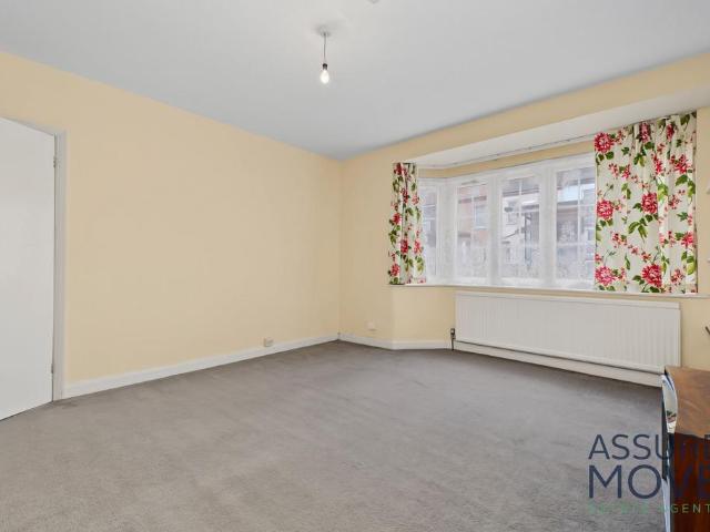 Flat for sale in Brunswick Park, Greater London