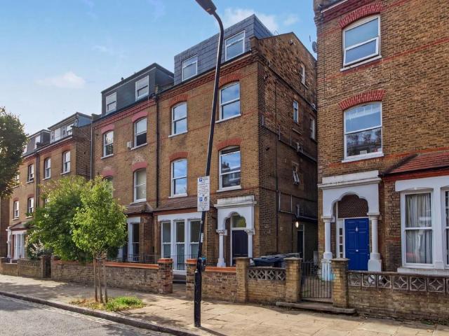 Flat for sale in Brownswood Park, Stoke Newington