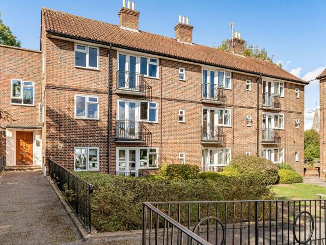Flat for sale in Horn's Mill, East Hertfordshire