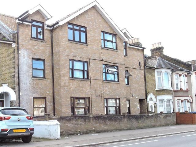 Flat for sale in Ponders End, Greater London
