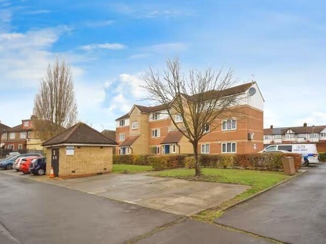 Flat for sale in Bowes, Greater London