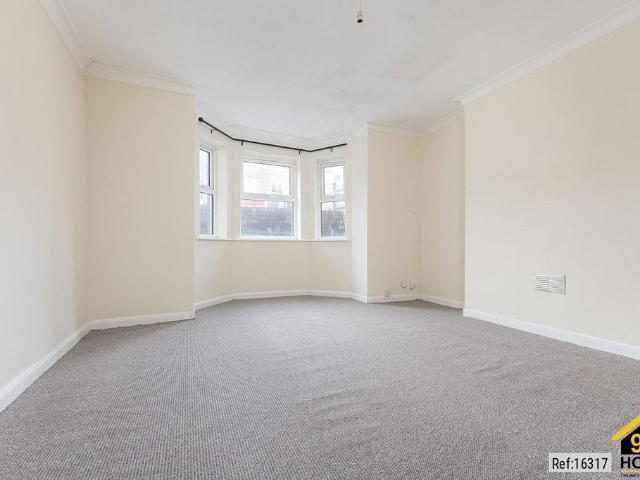 Flat for sale in London Borough of Croydon, Selhurst