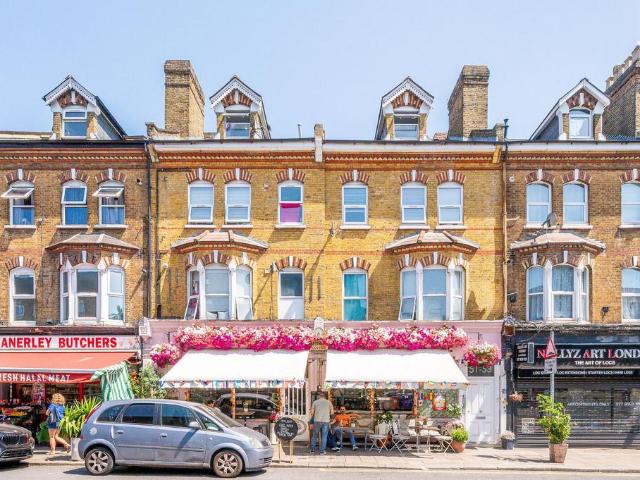 Flat for sale in Crystal Palace, Greater London