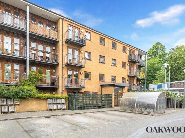 Flat for sale in West Hackney, Greater London