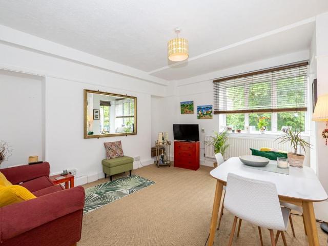 Flat for sale in South Hampstead, Greater London