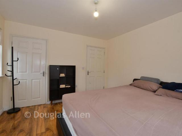 Flat for sale in London Borough of Redbridge, Greater London