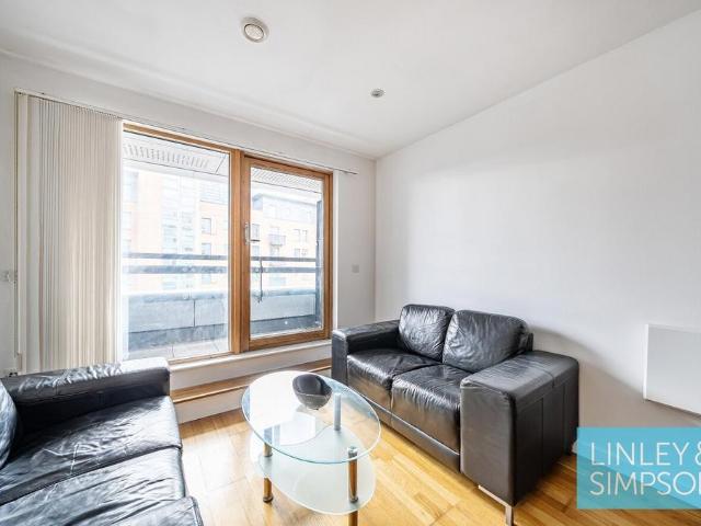 Flat for sale in Richmond Hill, West Yorkshire