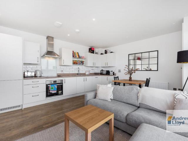 Flat for sale in New Southgate, Greater London