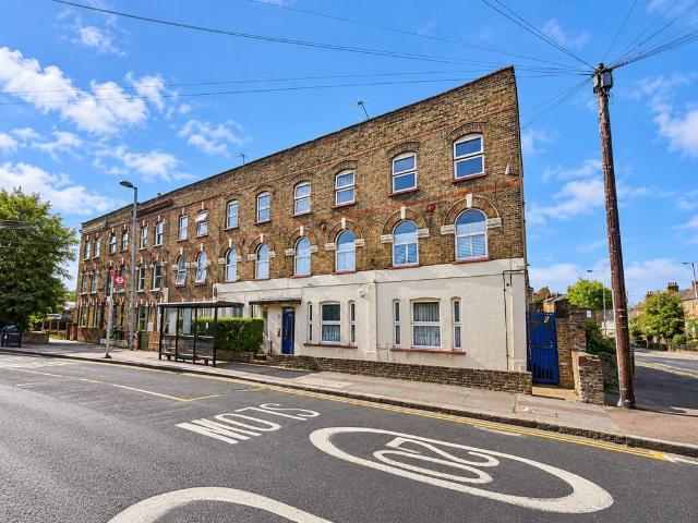 Flat for sale in Upper Walthamstow, Greater London