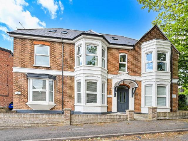 Flat for sale in Hatching Green, Five Acres