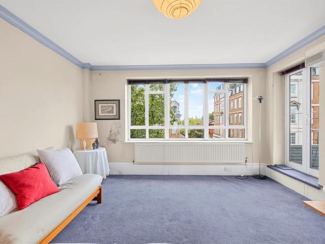 Flat for sale in Earl's Court, Greater London