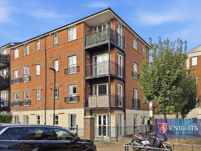 Flat for sale in Lower Edmonton, Greater London