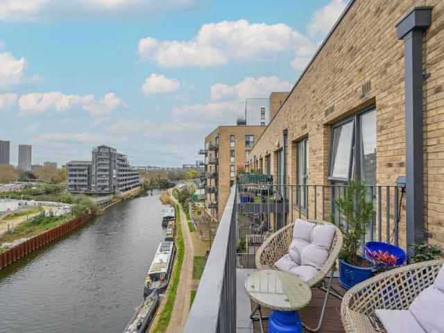 Flat for sale in Bromley-by-Bow, Bow