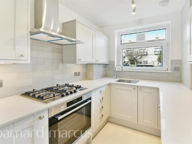 Flat for sale in Southfields, Greater London