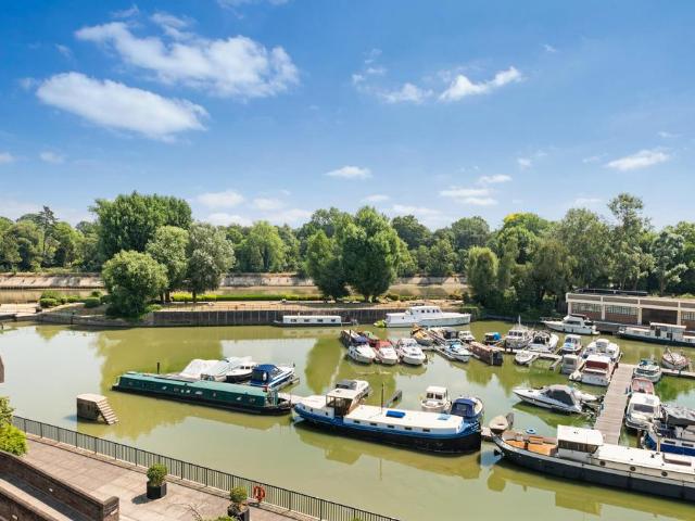 Flat for sale in London Borough of Hounslow, Greater London