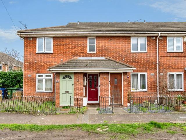 Flat for sale in Grays, Essex