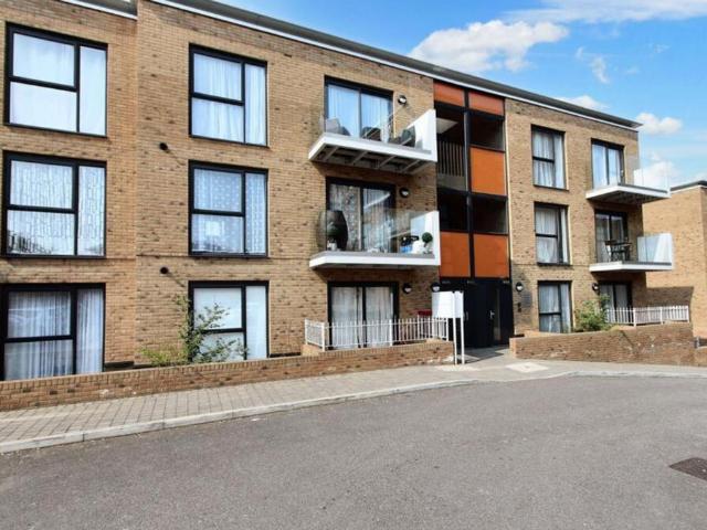 Flat for sale in South Stanmore, Greater London