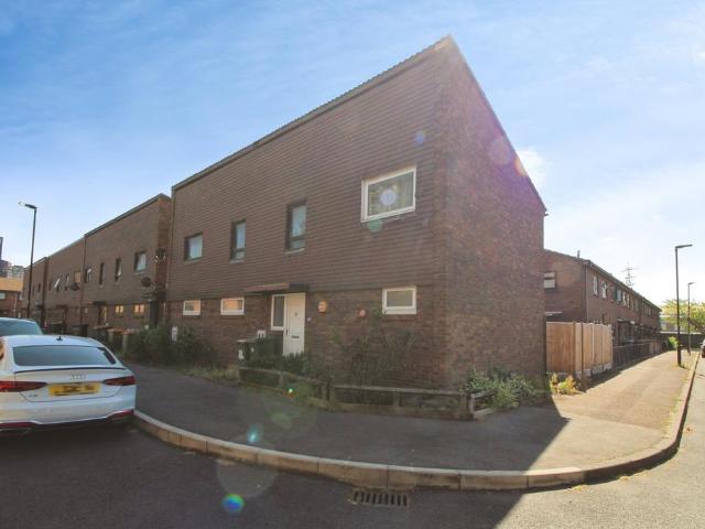 Flat for sale in Canning Town, Greater London