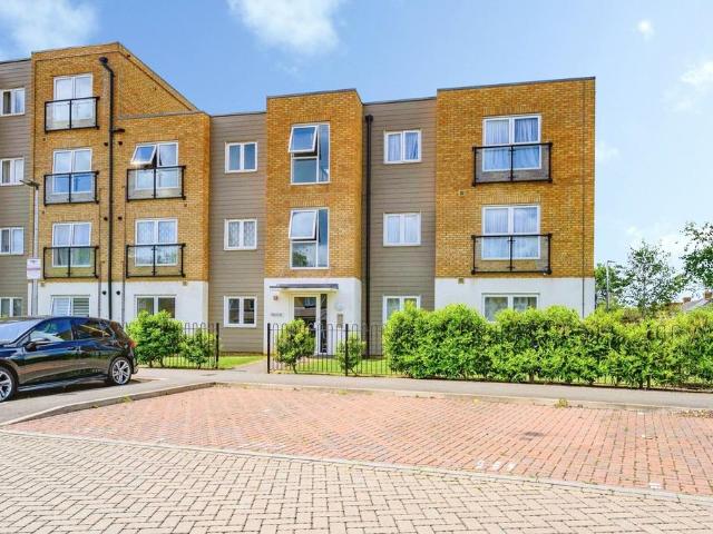 Flat for sale in Spring Park, Luton