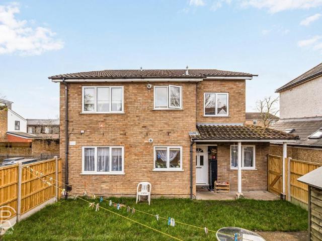 Flat for sale in London Borough of Ealing, Hanwell