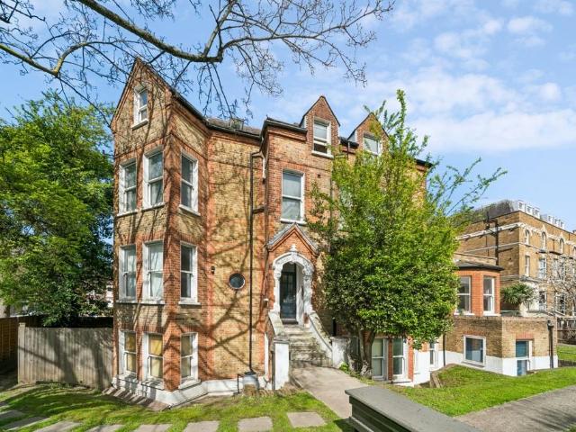 Flat for sale in Balham, Greater London