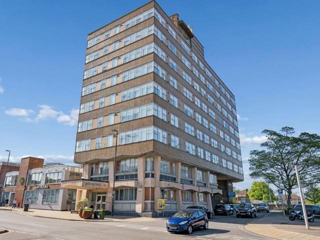 Flat for sale in Dunstable, Bedfordshire
