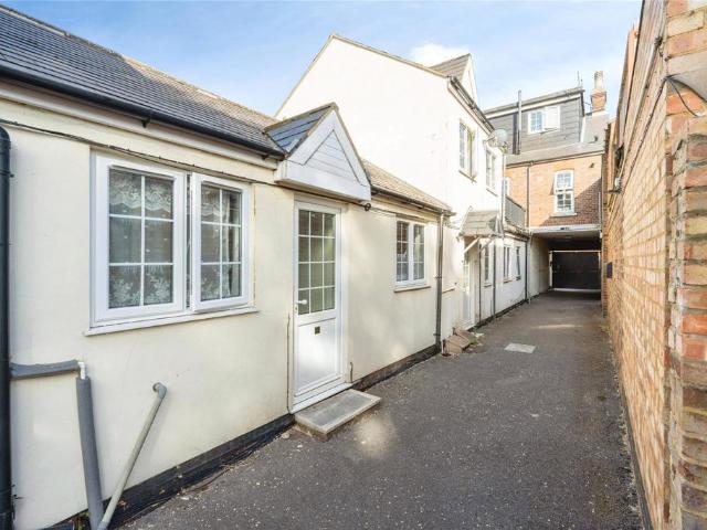 Flat for sale in Spring Park, Luton