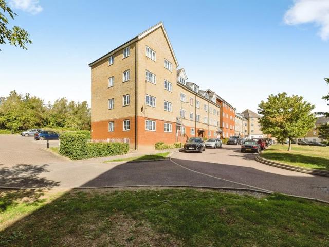 Flat for sale in Purfleet-on-Thames, Essex