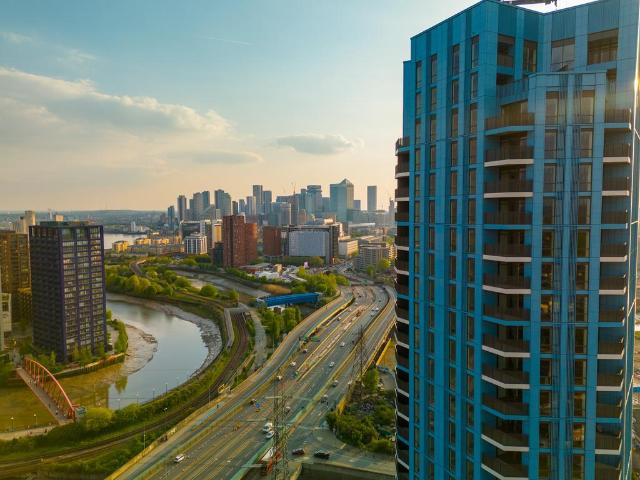 Flat for sale in E16, London