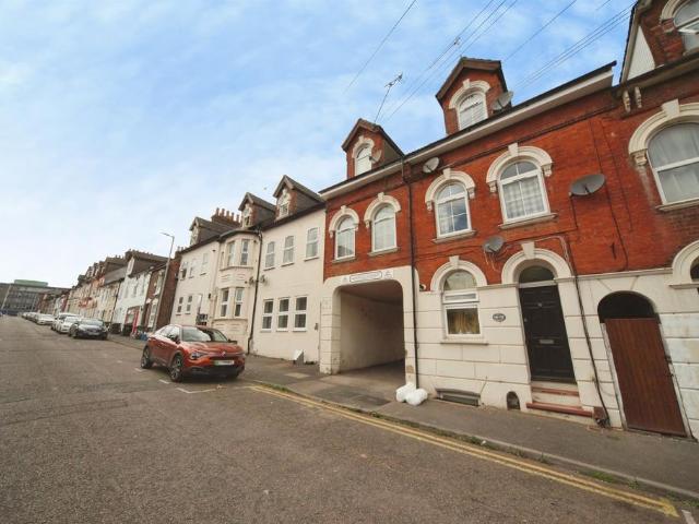 Flat for sale in Spring Park, Luton