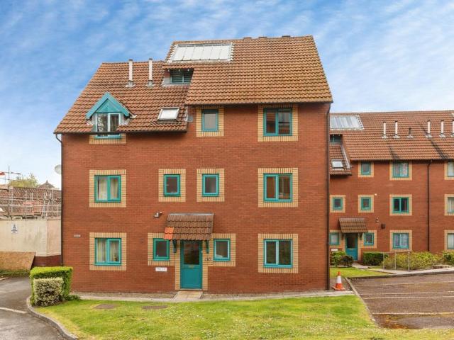 Flat for sale in Feckenham, City Of Bristol
