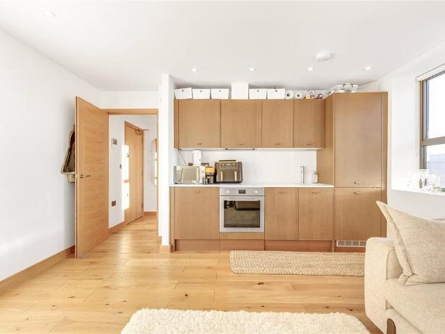 Flat for sale in Clapham, Greater London