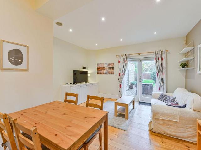 Flat for sale in Clapham, Greater London