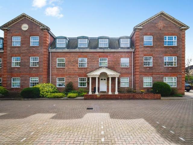 Flat for sale in Heol-las, Surrey