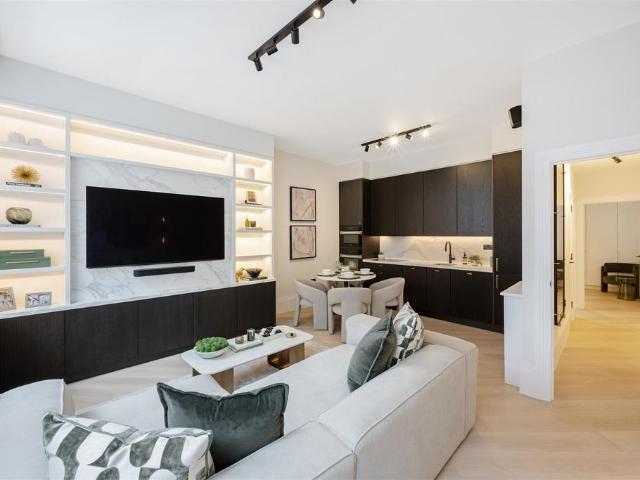 Flat for sale in Mayfair, Greater London