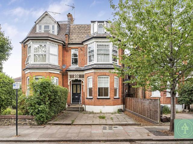 Flat for sale in Winchmore Hill, Greater London