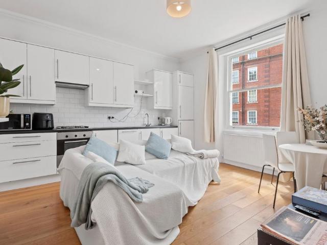 Flat for sale in West Kensington, Greater London