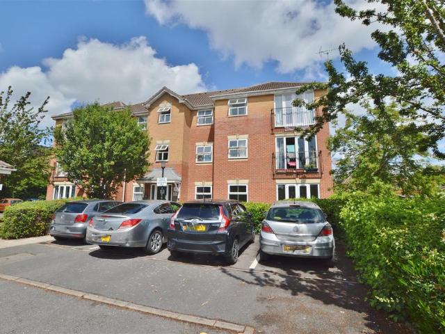 Flat for sale in Slough