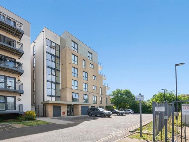 Flat for sale in London Borough of Ealing, Greater London