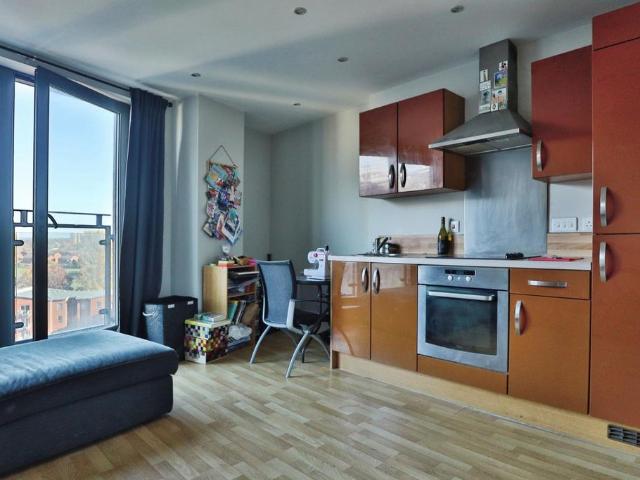 Flat for sale in Richmond Hill, West Yorkshire