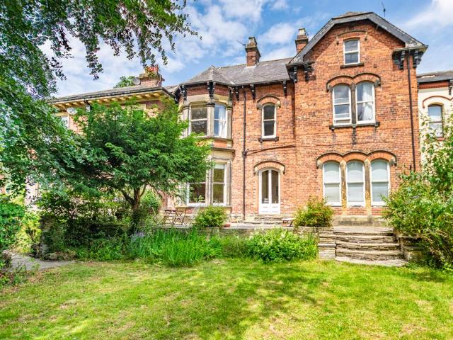 Flat for sale in Slaid Hill, Moortown