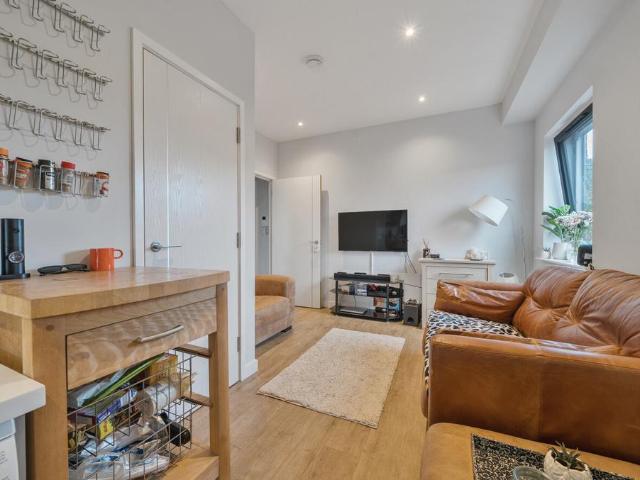 Flat for sale in Fleet, Hart