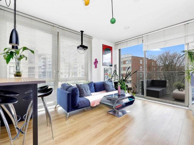 Flat for sale in Woodberry Down, Stoke Newington