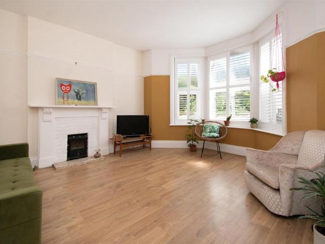 Flat for sale in Bohemia, Guestling Green