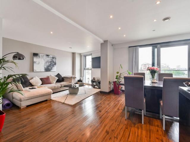 Flat for sale in Battersea, Greater London