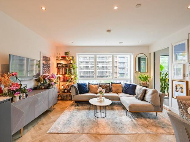 Flat for sale in Old Ford, Bow