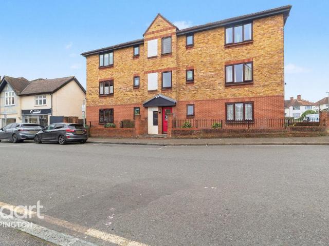 Flat for sale in Broom Hill, Greater London