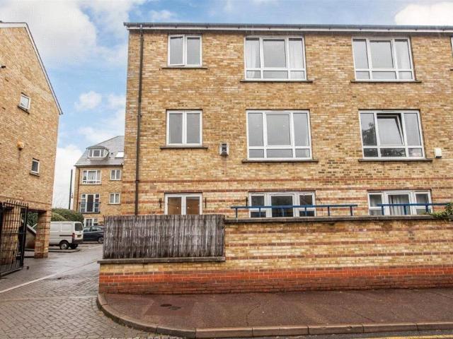 Flat for sale in Bromley-by-Bow, Bow