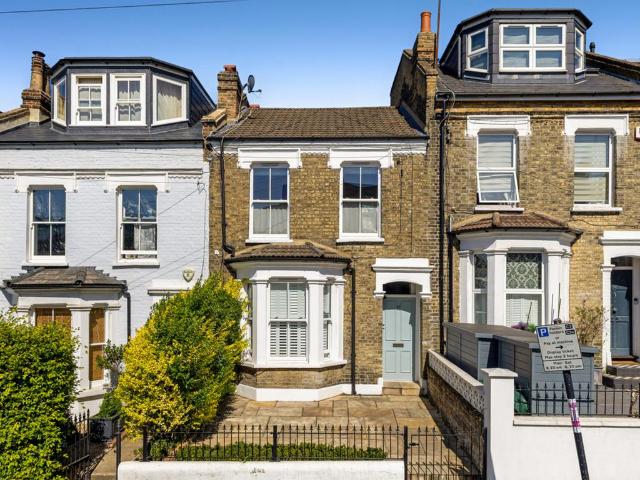 Flat for sale in Clapham Junction, Greater London